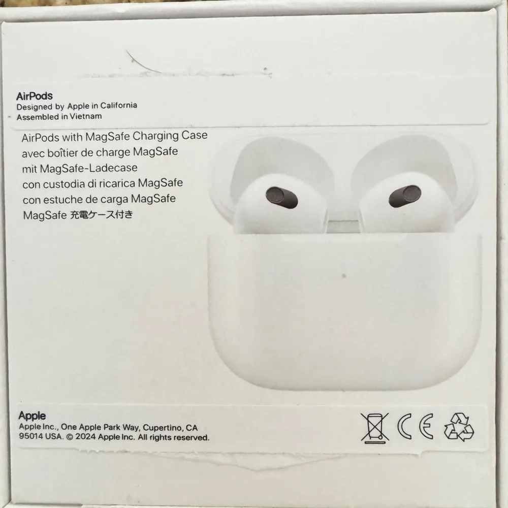 Apple AirPods with Wireless Charging Case - White